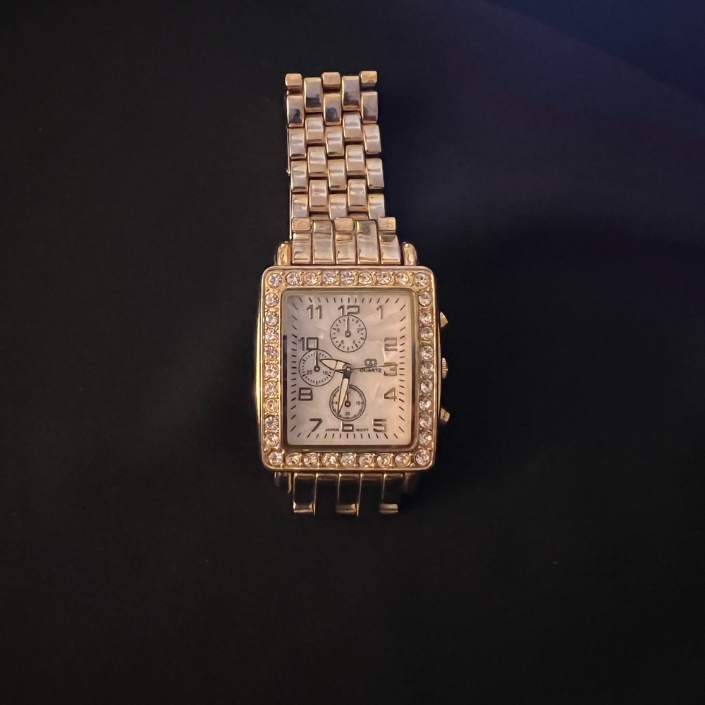 Bought this watch at Nordstrom during a sale.  Never wore it.  Needs battery - Picture 3 of 5